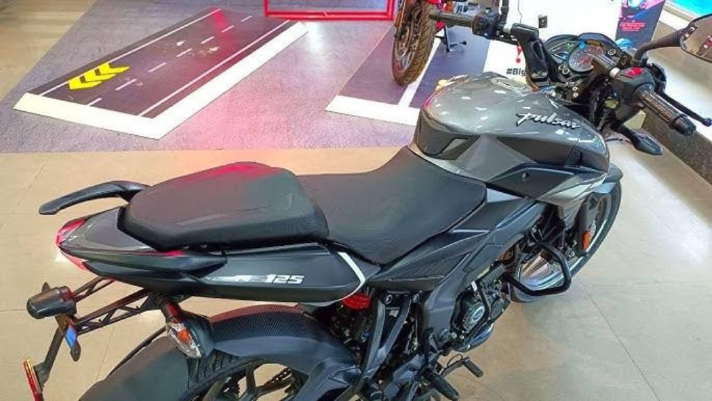 स्टाइलिश और प्रीमियम लुक में आने वाली है Bajaj Pulsar 125, माइलेज में भी रखती है दम। स्टाइलिश और प्रीमियम लुक में आने वाली है Bajaj Pulsar 125, माइलेज में भी रखती है दम।