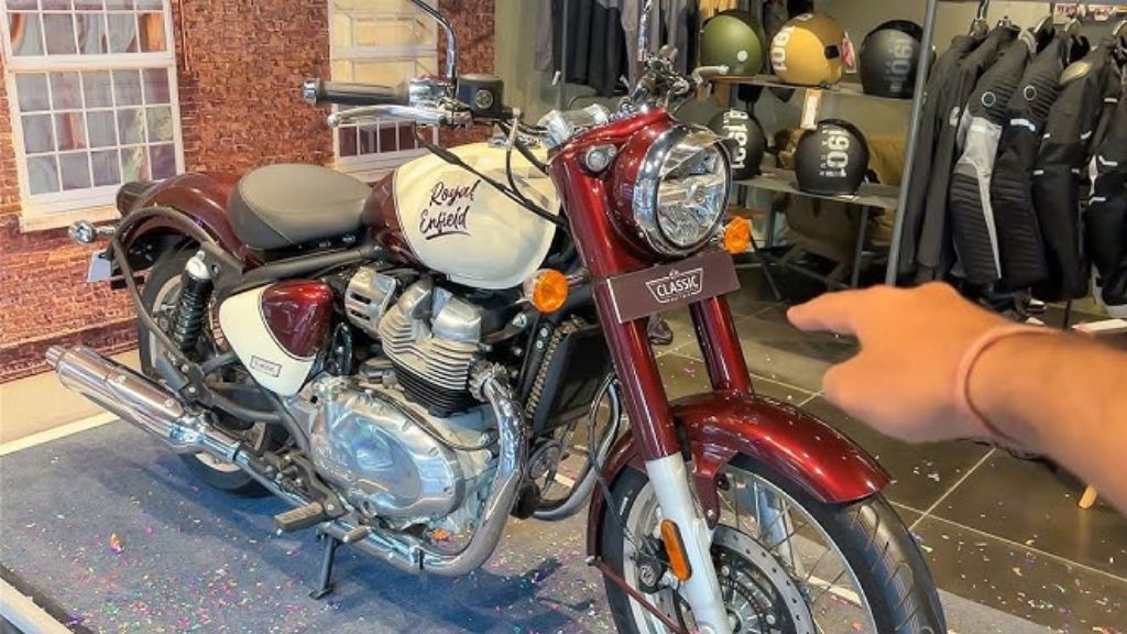 सिंघम look में वापसी कर रही New Royal Enfield Classic 650 मिल रहा है जबरदस्त माइलेज और फिचर्स। सिंघम look में वापसी कर रही New Royal Enfield Classic 650 मिल रहा है जबरदस्त माइलेज और फिचर्स।