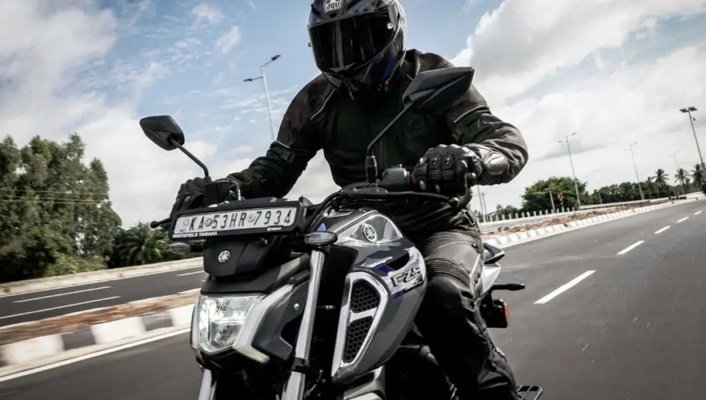 Yamaha FZS FI V4 आ गई है blutooth कनेक्टिविटी फिचर्स के साथ और भी शानदार। Yamaha FZS FI V4 आ गई है blutooth कनेक्टिविटी फिचर्स के साथ और भी शानदार।