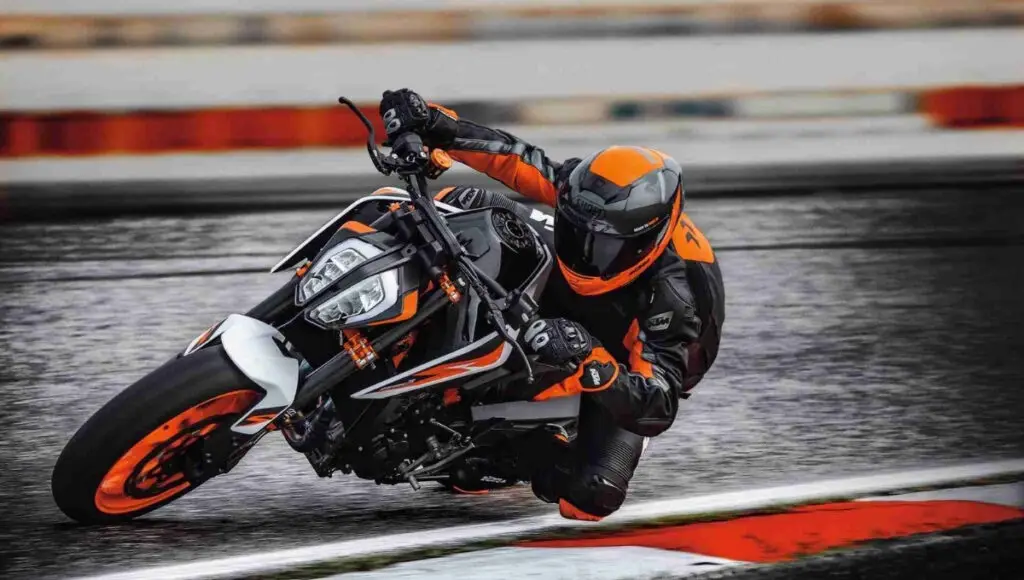 KTM 890 Duke R : पावरफुल इंजन और दमदार पावर के साथ सड़को पर दौड़ेंगी नई बाइक। KTM 890 Duke R : पावरफुल इंजन और दमदार पावर के साथ सड़को पर दौड़ेंगी नई बाइक।