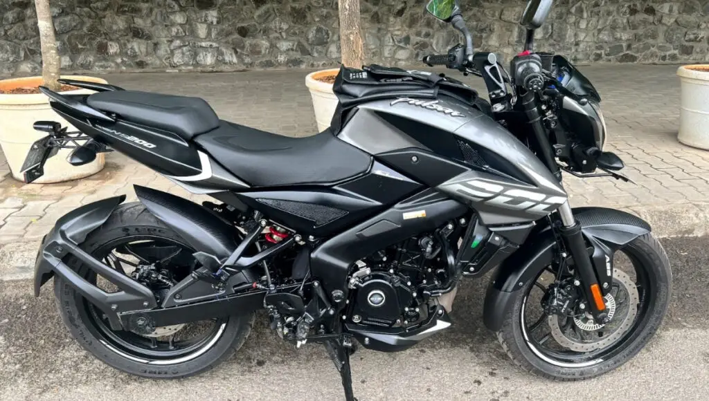Bajaj Pulsar NS200 : दमदार इंजनोर स्टाइलिश लुक के साथ की वापसी। Bajaj Pulsar NS200 : दमदार इंजनोर स्टाइलिश लुक के साथ की वापसी।