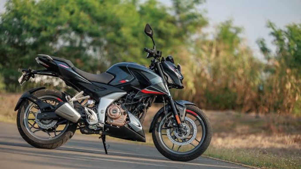 Pulsar N150 दमदार इंजन के साथ देंगी 40kmpl का माइलेज।