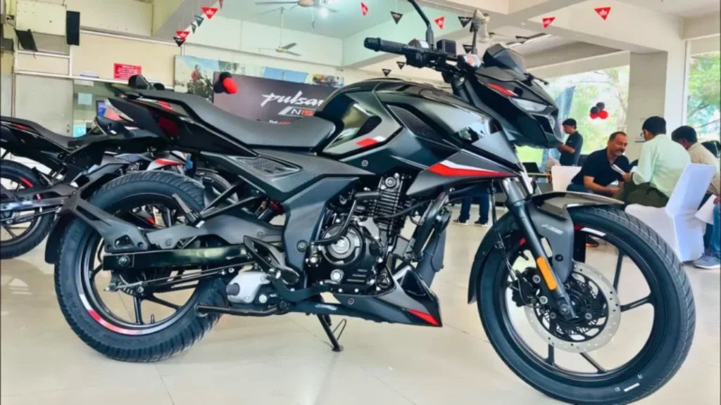 Pulsar N150 दमदार इंजन के साथ देंगी 40kmpl का माइलेज।